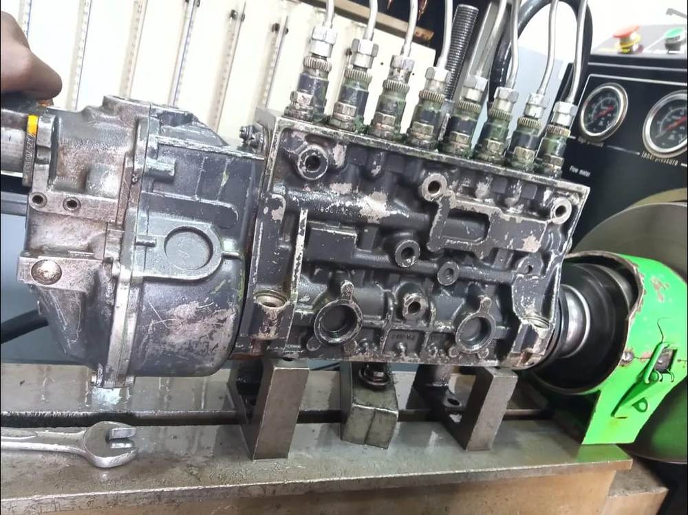 Diesel injector pump mounted on the calibration test bench
